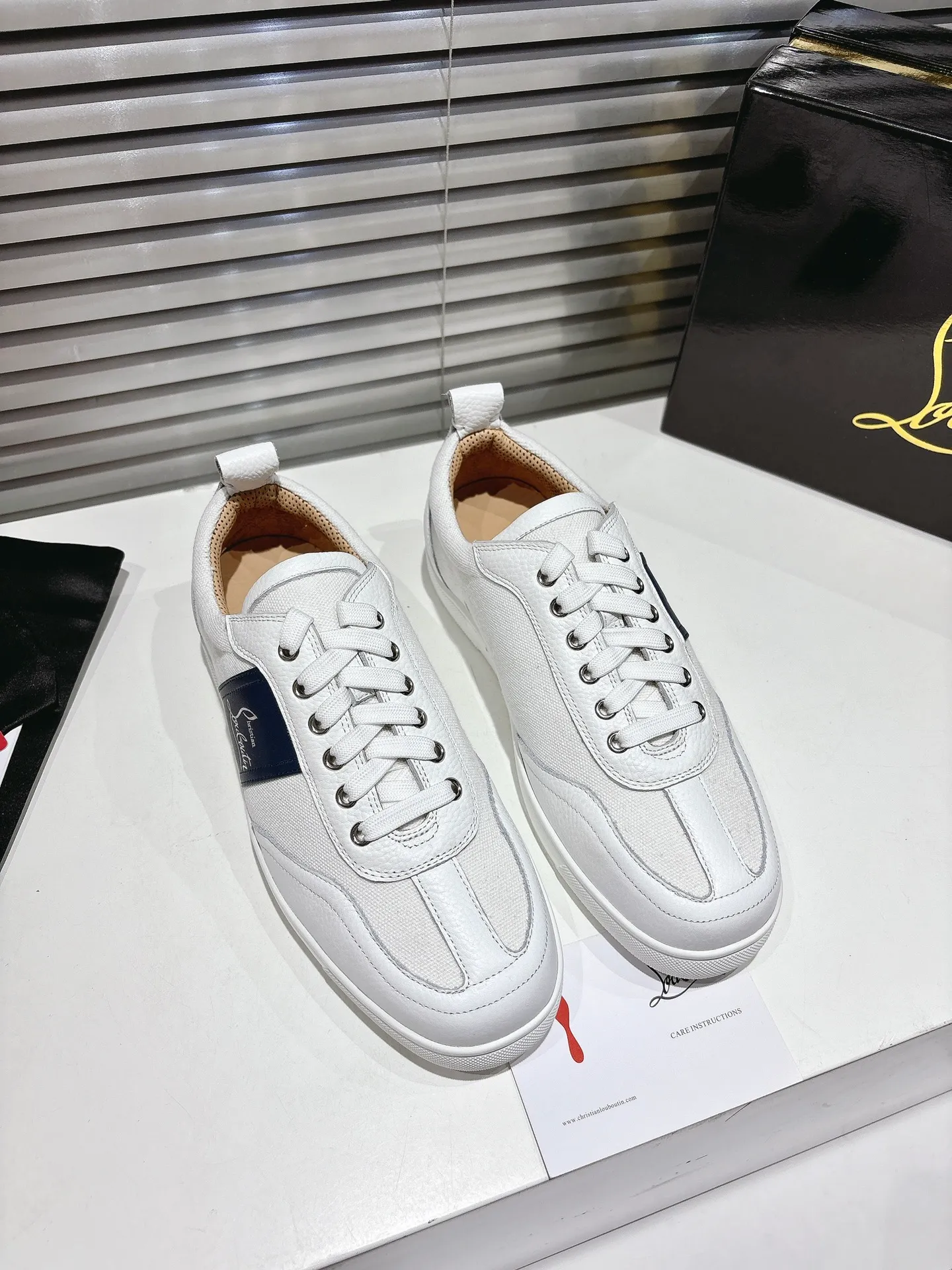 👟👟Ex-factory price 700👟👟 ╔Low top logo sports shoes╗ ·Top version customization·2025𝐬𝐬 𝑪𝒉𝒓𝒊𝒔𝒕𝒊𝒂𝒏 𝑳𝒐𝒖𝒃𝒐𝒖𝒕𝒊𝒏 Retero flat sneakers are smooth and crafted in white grained calfskin and canvas. It is decorated with a stylish side strap with the iconic Maison Christian Louboutin logo, contrasting with Cuoio brown leather for an effortlessly stylish look. This modern sneaker combines a retro '70s look with modern sophistication, featuring a flexible construction. ▪️No matter the last type, fabric, rhinestones, nails, lining, outsole, it is as close as possible to ZP... ▪️The original sole is specially provided by the original factory ▪️The lining is imported water-dyed cowhide ▪️Private customization time is about 3-7 days —————— Size: Women's 35M-41M Men's 38M-47M